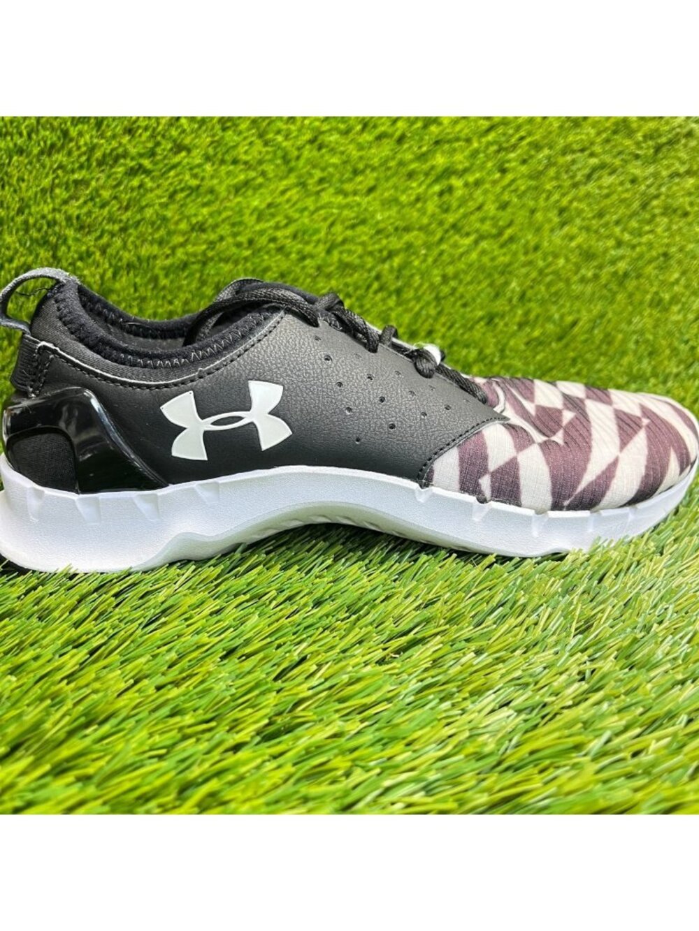 Under Armour Flow RN Womens Size 8.5 Black White Athletic Running Shoes Sneakers